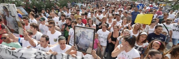 «Lo Stato non difende ma uccide» Migliaia di  persone sono partite in corteo dalla rotonda Cinthia per la manifestazione di protesta indetta contro l’uccisione, a Napoli, del 17enne Davide Bifulco da parte di un carabiniere. In testa al corteo madri vestite di bianco e bambini. Lo slogan ripetuto è quello di «Giustizia, giustizia». Lo slogan. «Lo Stato non ci difende ma ci uccide. Difendiamoci». Così c’è scritto su un cartellone esposto al Rione Traiano a Napoli dove si sta svolgendo la manifestazione per Davide Bifolco, il ragazzo di 17 anni ucciso da un carabiniere. Su un muro campeggia la […]