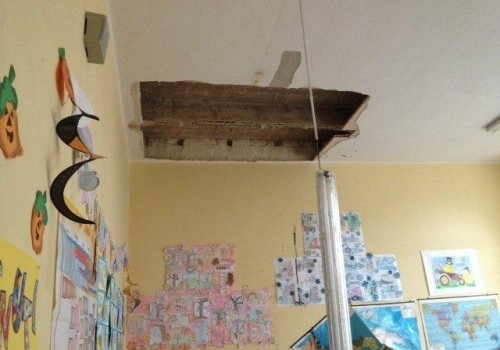 Caro Direttore, mentre Renzi sceglie con cura le scuole dove fare il teatrino dei piccoli, mentre nulla ha fatto per evitare le aule-pollaio in sovra numero e con pochi insegnanti, arriva il rapporto sulla scuola. Renzi dovrebbe nascondersi, invece continua la tournèe con il suo teatrino. Allego un estratto da un articolo del “fatto quotidiano”. Saluti da un lettore. La scuola italiana crolla. I nostri bambini e i nostri insegnanti rischiano ogni mattina quando entrano in classe. Un sos lanciato stamattina da Cittadinanzattiva che dalla sala delle Colonne di Palazzo Marini ha presentato il XII Rapporto sulla sicurezza, qualità […]