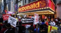 DA REPUBBLICA http://www.repubblica.it/esteri/2014/09/04/foto/usa_salario_minimo_sciopero_fast_food_in_150_citta_-95005035/1/?ref=search#1 In 150 città USA i lavoratori dei fast food sono in sciopero: contestato il salario di 8 dollari l’ora I lavoratori dei fast-food sono utilizzati per 3 o 4 ore al giorno Il loro salario giornaliero è di 30 dollari al giorno    