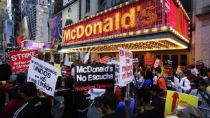 DA REPUBBLICA http://www.repubblica.it/esteri/2014/09/04/foto/usa_salario_minimo_sciopero_fast_food_in_150_citta_-95005035/1/?ref=search#1 In 150 città USA i lavoratori dei fast food sono in sciopero: contestato il salario di 8 dollari l’ora I lavoratori dei fast-food sono utilizzati per 3 o 4 ore al giorno Il loro salario giornaliero è di 30 dollari al giorno    