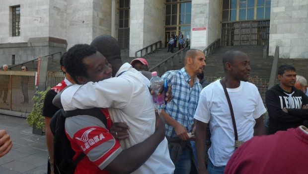 Si è trattato di un vero “processo lampo”. Ed è raro, di questi tempi, vedere un giudice che ribalta, in quindici giorni, le montature polizieschie sbugiardandole pubblicamente I due operai del Si.cobas, arrestati perché in ditta-in davanti alla loro fabbrica, sono stati assolti con formula piena per non aver commesso il fatto. Poco ci interessa entrare qui in un annoso dibattito sul senso e il valore della giustizia istituzionale Più interessante invece azzardare ipotesi sulla dinamica reale degli avvenimenti. E l’azzardo, l’ennesimo, viene sempre dai cancelli della Dielle dove gli operai del Cobas, dopo la sentenza favorevole, si sono […]