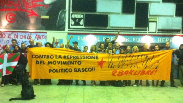 “Tramonta un altro giorno in arancione”, avrebbe cantato Paolo Conte, ma oggi le scalinate della basilica di Loyola- un’imponente santuario situato tra le guipuzcoane cittadine di Azpeitia e Azcoitia (Euskal Herria)- tinte dai fazzoletti di LIBRE, hanno dimostrato ancora una volta che il conflitto basco e la determinazione del suo popolo non si spengono all’imbrunire. Domenica mattina, il sagrato della basilica ha accolto la creazione di una zona liberata “Aske Gunea”, dalla quale Irati Tobar, una delle giovani indagate, ha lanciato un appello diretto all’intera cittadinanza basca, affinché lottasse al fianco dei 28 giovani chiamati a presentarsi tra i […]