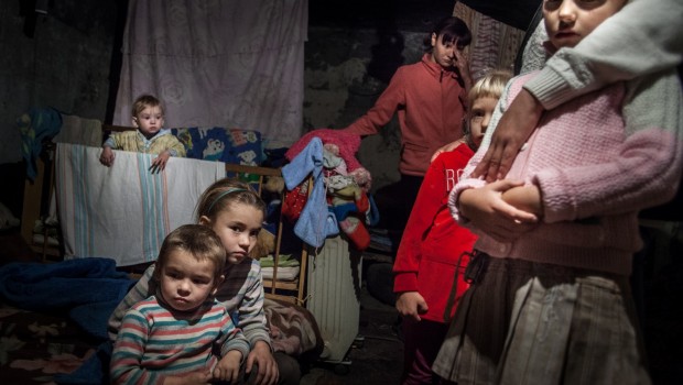 Redazione La guerra in Ucraina continua. Vi invio un articolo del corriere Un lettore La risposta a un colpo di mortaio piombato qualche centinaio di metri di distanza è il lento movimento della mano che dalla tasca estrae un accendino e una sigaretta. Nikolai ci guarda e sorride, appoggia la schiena a un albero e dice: “E’ normale, non ci possono prendere”. Siamo accucciati dietro a una staccionata esattamente nel cratere aperto da un altro colpo di artiglieria pesante, caduto su un palo della corrente pochi giorni prima. Il quartiere di Petrovskiy si trova all’estrema periferia nord di Donetsk, […]