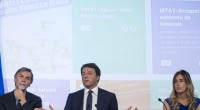 Redazione di Operai Contro, gli statali hanno il contratto bloccato dal 2009. Ad oggi hanno perso più di 5000 euro. I poliziotti minacciano di scioperare Per Renzi lo sciopero è un ricatto Non vogliamo discutere sullo sciopero dei poliziotti. Gli operai hanno assaggiato troppo spesso le loro manganellate Mettiamo in evidenza quello che ha detto Renzi: lo sciopero è un ricatto. Operai siamo avvisati. Quando scioperiamo il gangster Renzi lo vede come un ricatto alla sua persona. Se non basteranno i poliziotti, Renzi sta addestrando le squadracce del Pd. Ci spaccheranno la testa in nome della legalità del governo […]