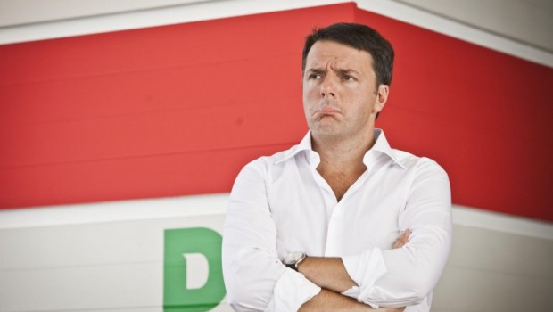 Cara Redazione, Renzi alterna le mi misure antioperaie e antipopolari con vaneggiamenti ormai quotidiani. Dopo l’approvazione (con soli 2 voti contrari) dell’ordine del giorno della direzione del Pd, che conferma a Renzi di “andare avanti senza indugio”, Renzi dichiara: ” il Pd è sopra il 40% ma deve decidere cosa fare da grande “. Renzi è costretto a pescare nei fondi di magazzino e svende ancora la bufala di governare col 40% dei consensi! Sicuramente se riferita ai padroni questa percentuale è anche superiore. Gianni Cuperlo che osa far notare alcune “incongruenze” sulla nuova legge elettorale, viene così fulminato […]