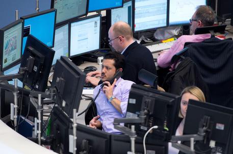 Redazione di Operai Contro, noi operai , lavoratori e pensionati siamo stati ridotti in miseria per ridurre lo spread. Padroni e politici ci dicevano che era necessario.  Dopo il netto calo di ieri in seguito alle misure Bce, il differenziale segna quota 136 punti, contro i 138 punti dello chiusura di ieri. Ma cosa è cambiato per noi? Miserabili eravamo e miserabili siamo restati. I licenziamenti continuano ad aumentare e i nostri salari a diminuire Ci hanno imposto ogni tipo di  sacrificio Ci hanno preso per il culo I giornalisti leccaculo non hanno niente da dire? Un operaio di Torino