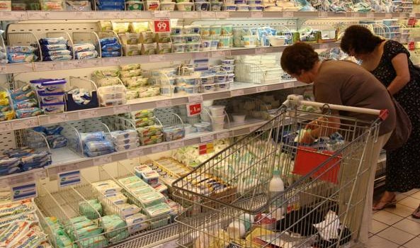 Caro Operai Contro, redditi delle famiglie fermi a 30 anni fa. Lo conferma l’indagine della Confcommercio. Per 30 anni abbiamo lavorato solo per arricchire i padroni, e per mantenere politici e sindacalisti che ci hanno imposto sacrifici di ogni genere. Casa, carburanti, assicurazioni hanno raggiunto i livelli massimi: sono pari al 41% del totale dei consumi. Ogni pazienza ha un limite. Saluti da un lettore. Allego brani da un articolo del Corriere sui dati della Confcommercio. Il dato di partenza resta quello della difficoltà di arrivare a fine mese: il reddito disponibile delle famiglie italiane è infatti fermo ai […]