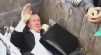 Redazione,  Una folla inferocita ha gettato il deputato ucraino Vitaly Zhuravsky in un cassonetto mentre lascia il parlamento a Kiev . Gli uomini dondolavano la testa nel cestino , e qualcuno ha gettato un pneumatico in faccia e un drink è stato anche versato sulla sua testa . Questo deputato è dietro un disegno di legge che limita le proteste anti-governative . http://www.youtube.com/watch?v=gNkJaZplQUE In Italia ci sarebbe bisogno di una discarica Un lettore