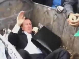 Redazione di Operai Contro, ho letto sul vostro giornale che a Kiev un deputato è stato buttato nel bidone della spazzatura. Sto seguendo il dibattito sull’articolo 18 Faccio una proposta agli operai Perchè non iniziamo anche in Italia a buttare nella spazzatura deputati e sindacalisti che sono favorevoli ad eliminare l’art 18? Potremmo aprire una grande discarica con questi farabutti. Noi operai già veniamo licenziati con o senza l’art 18 Cosa vogliono? Un operaio di Torino