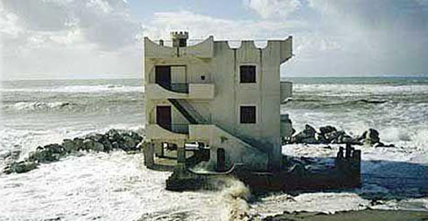 Redazione, Vorrei commentare, fuori tempo, una serie di fatti di cronaca. Il dovere della controinformazione significa anche non farsi “dettare l’agenda” dai professionisti dell’informazione, spesso al soldo della borghesia. “È TUTTA COLPA DELL’ABUSIVISMO”. È questa l’affermazione che si è sentita ripetere dopo l’ennesimo alluvione, nel Gargano: tutti a puntare il dito, oltre alla natura avversa, alle case costruite abusivamente. Adesso nessuno più si occupa del dissesto territoriale, ma io non voglio aspettare la prossima disgrazia per contro commentare queste ovvietà. A sentire i giornalisti sembra che l’abusivismo sia una sciagura venuta sulla Terra chissà come! “Tutte quelle case costruite […]