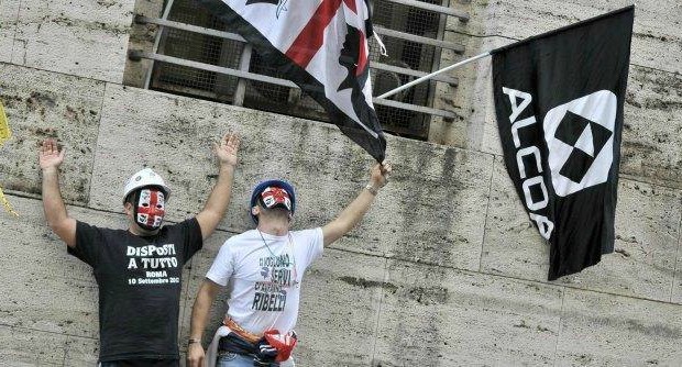 Redazione di Operai Contro, per anni i padroni dell’ALCOA hanno intascato milioni dallo stato. Dovevano servire a garantire alti profitti ai padroni dell’ALCOA I padroni hanno preso milioni e noi operai siamo stati licenziati Vi invio un articolo Poche righe e un debito da oltre 100 milioni finisce nelle bollette di tutti. È successo allamultinazionale dell’alluminio Alcoa, grazie a un emendamento Pd-Pdl del 2012 e un Dl del governo Monti il debito è stato cancellato, come sancito dal Tar nei giorni scorsi. Si tratta di un lato meno conosciuto della vicenda di Alcoa, il cui destino dagli anni ’90 […]