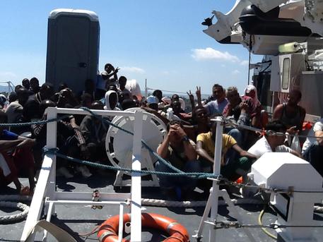 Redazione, una nuova strage un gommone che si accingeva alla traversata del Canale di Sicilia si capovolge a circa 30 miglia dalle coste della Libia e il bilancio del naufragio, ancora provvisorio, è già pesantissimo: almeno dieci morti e una trentina di dispersi. Altri 55 migranti sono sopravvissuti al mare grazie ai soccorsi prestati dall’equipaggio di un mercantile battente bandiera di Singapore. Le vittime di oggi si aggiungono al lungo elenco di morti degli ultimi mesi nel Canale di Sicilia. Sono almeno 20 mila i migranti morti o dispersi nel Mediterraneo negli ultimi venti anni. E anche la sorte […]