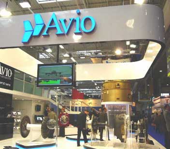 Redazione, vi invio il volantino che abbiamo distribuito oggi all’Avio di Pomigliano. come Sezione di Napoli dell’Associazione per la liberazione degli Operai In allegato  il volantino in formato pdf            Avio_2014-09-18 In questi anni, l’Avio ha aumentato i suoi profitti riducendo costantemente il personale. Questo è successo perché mentre una parte veniva buttata fuori, gli operai che rimanevano in fabbrica hanno lavorato di più e con i salari fermi. Con la nuova proprietà non è cambiata l’impostazione. Il personale è continuato a calare. Gli accordi sulla mobilità, sono stati accettati dai sindacalisti “firma tutto” di […]