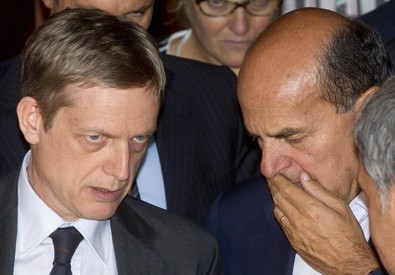 Redazione di Operai Contro, i gangster del Pd sono tutti d’accordo  con il gangster Renzi: abolire l’art 18. I delinquenti del Pd vogliono solo salvare la loro faccia. Bersani: Se un segretario, come penso dovrebbe, vuole trovare una sintesi” sul Jobs Act, “secondo me non solo è possibile, ma anche abbastanza agevole: basta volerlo”. Così Pier Luigi Bersani, interpellato alla Camera, risponde a chi gli domanda cosa accadrà se Matteo Renzi terrà ferma la sua linea sulla riforma del lavoro. Cuperlo: serve unità Pd, su art 18 possibile buon senso – E’ “dovere del Pd discutere per trovare una posizione […]