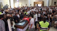 Redazione di Operai Contro, vi invio una cronaca Migiaia a Napoli per i funerali di Davide Bifolco, il 17enne ucciso da un carabiniere durante un inseguimento. La chiesa della Medaglia Miracolosa, nel rione Traiano di Napoli, è gremita . Tanti indossano magliette bianche, all’esterno della chiesa ci sono centinaia di palloncini dello stesso colore. Non sono presenti uomini delle forze dell’ordine in divisa: il controllo dell’ordine pubblico è garantito, con discrezione, da agenti in borghese. L’uscita del feretro dalla chiesa è stata accompagnata da circa 2.000 persone e da un lancio di palloncini bianchiverso il cielo. Tutti i negozi della […]