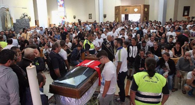 Redazione di Operai Contro, vi invio una cronaca Migiaia a Napoli per i funerali di Davide Bifolco, il 17enne ucciso da un carabiniere durante un inseguimento. La chiesa della Medaglia Miracolosa, nel rione Traiano di Napoli, è gremita . Tanti indossano magliette bianche, all’esterno della chiesa ci sono centinaia di palloncini dello stesso colore. Non sono presenti uomini delle forze dell’ordine in divisa: il controllo dell’ordine pubblico è garantito, con discrezione, da agenti in borghese. L’uscita del feretro dalla chiesa è stata accompagnata da circa 2.000 persone e da un lancio di palloncini bianchiverso il cielo. Tutti i negozi della […]