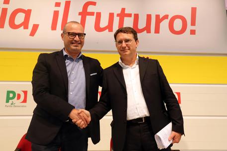 Redazione, hanno votato appena 58mila elettori. Alle precedenti primarie nazionali, in Regione, hanno votato sempre più di 400mila persone. Alle primarie per i parlamentari, convocate in fretta e furia il 30 dicembre 2012, votarono in 151mila. Il Pd in Emilia-Romagna ha circa 75mila iscritti: almeno uno su tre, fra chi ha in tasca la tessera del partito, ha dunque scelto di disertare le urne. A mio parere si incomincia a capire cos’è realmente il partito di Renzi Un lettore