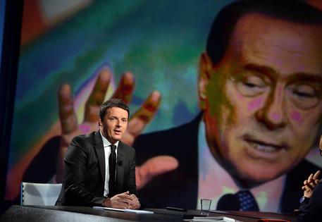 Caro Operai Contro, Renzi dopo i primi arresti dei politici legati all’Expo, aveva prontamente intimato: “Bisogna evitare altre retate”. Coerentemente continua la sua politica di “rottamatore” delle indagini sui politici corrotti. Allego un articolo del “Fatto quotidiano”. Saluti da Erba. “Con la difesa di Claudio Descalzi, Matteo Renzi ha definitivamente gettato la maschera. Il premier si era presentato come un rottamatore, ma ha dimostrato di non avere alcuna intenzione di innovare la politica e l’economia italiane. Non a caso, l’applauso più fragoroso alla difesa di Descalzi contro i pm e i giornali è arrivato da Daniela Santanchè, raccomandata da […]