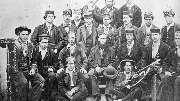 La storia dell’Italia borghese, cioè della classe capitalista al potere in Italia, è costellata di rivolte armate di operai, contadini poveri, proletari contro il dominio dei padroni. Ma tre sono sicuramente gli avvenimenti che, pur con tutte le loro contraddizioni, hanno segnato con più forza e determinazione tali rivolte: la lotta dei contadini poveri contro lo stato borghese, italiano o piemontese che dir si voglia, subito dopo l’unità nazionale, comunemente definita “brigantaggio”, il biennio rosso (1919-1920), successivo alla Rivoluzione d’Ottobre del 1917, e la lotta dei partigiani, operai e comunisti, contro il nazismo, il fascismo e la borghesia italiana, […]