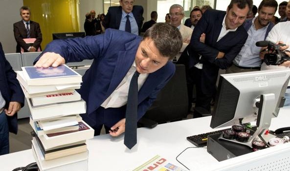 Redazione di Operai Contro, mentre il buffone Renzi visita Torino, l’articolo 18 arriva in Aula al Senato. L’emendamento del governo, concordato con la maggioranza, all’articolo 4 della delega sul mercato del lavoro è stato presentato mercoledì mattina in commissione al Senato: si tratta di un passo che apre di fatto la strada al superamento dell’articolo 18 dello Statuto dei lavoratori che disciplina i licenziamenti senza giusta causa. Nel testo riformulato c’è la «previsione, per le nuove assunzioni, del contratto a tempo indeterminato a tutele crescenti in relazione all’anzianità di servizio». In sostanza, il lavoratore che conquisterà un contratto a […]