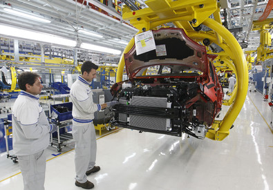 Redazione di Operai Contro, Renzi rottama lo statuto dei Lavoratori e dichiara che l’occupazione crescerà. Per il gangster Renzi i padroni non assumono perché hanno paura dello statuto dei lavoratori Renzi è un gangster che sa di mentire “Una nuova flessione del Pil nel terzo trimestre dell’anno”. E’ quanto suggerisce l’indicatore anticipatore dell’Istat, aggiornato a luglio, realizzato in base a un insieme di variabili. Tutto ciò dopo che il Prodotto interno lordo del secondo trimestre, e sono dati consolidati, ha chiuso in calo dello 0,2%, decretando la recessione tecnica. L’Istat vede possibile “il permanere dell’inflazione italiana su livelli vicini […]