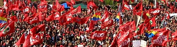 Redazione di Operai Contro, gli operai sono tra l’incudine e il martello. Renzi vuole il modello tedesco con Mini-job e mini salario L’OCSE dà la propria ricetta per ridurre i costi di licenziamento: occorre depotenziare l’articolo 18 cancellandone il cuore, cioè il diritto di reintegro nei casi di licenziamento senza giusta causa. Il reinserimento in azienda, si legge nell’Employment outlook, andrebbe sostituito con “un’indennità crescente con l’anzianità di servizio”. Una proposta identica a quella contenuta nell’emendamento del senatore Pietro Ichino alla legge delega che prevede il contratto di inserimento a tutele crescenti e costituisce il secondo capitolo del Jobs Act (il primo è il decreto Lavoro entrato in […]