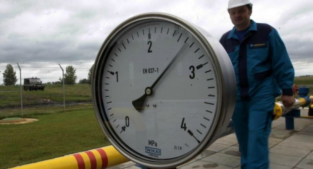 Redazione di Operai Contro, la guerra in Ucraina non è mai cessata, Ora si sta giocando la vera guerra delle sanzioni Alexej Miller, amministratore delegato del gigante russo del gas Gazprom, e l’omologo ucraino Andrii Koboliev, ad della società energetica statale Naftogaz, smentiscono il commissario Ue all’Energia Guenther Oettinger. Il commissario all’UE  venerdì aveva dato per raggiunta l’intesa sul pagamento dei crediti vantati dal gruppo di Mosca nei confronti di Kiev, dicendosi “fiducioso” di aver trovato una “soluzione sostenibile” per coprire la potenziale emergenza dell’inverno 2014-2015. Ma, all’indomani del vertice trilaterale, Miller in un’intervista alla tv Rossiya-24 è invece […]