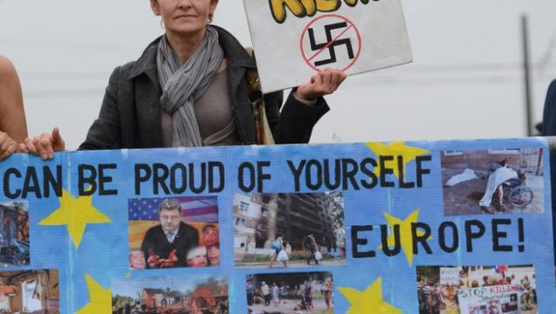 Redazione di Operai Contro, continua la guerra in Ucraina. Gli operai Ucraini sono stati divisi tra sostenitori dei padroni di Kiev-UE-USA e padroni Russi. La plenaria del Parlamento europeo ha ratificato a larghissima maggioranza l’accordo di associazione con l’Ucraina. 535 i sì, 127 i no, 35 gli astenuti. “Quello di oggi è un giorno storico” per l’Ucraina e per l’Europa. Lo hanno detto tanto il presidente del Parlamento europeo Martin Schulz, quanto il presidente ucraino Petro Poroshenko nei loro interventi da Strasburgo e da Kiev nel collegamento tra l’Europarlamento e la Verkhovna Rada (il parlamento ucraino) prima delle votazioni […]