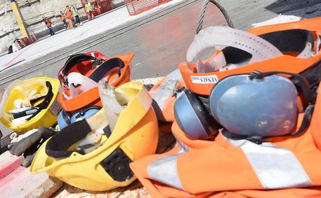 Caro Operai Contro, ancora 2 operai uccisi per il profitto. “Si tratta di un fatto profondamente ingiusto”, è tutto ciò che ha da dire Simonetta Saliera, vicepresidente della Regione Emilia-Romagna. Allego la notizia dell’agenzia ANSA. Saluti da un lettore. Prima il rumore: il ferro, lo schianto, la polvere dei calcinacci. Poi il silenzio, il dolore, i colleghi che, sotto shock, non hanno potuto fare altro che chiamare i soccorsi. Sotto il tetto che stavano montando su una nuova ala dello stabilimento Madel a Cotignola, nel ravennate, erano rimasti schiacciati i corpi di due operai. Uno, morto sul colpo. L’altro […]