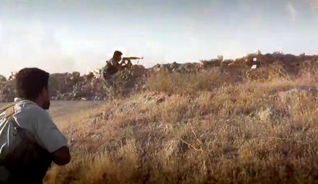 Redazione di Operai Contro, la grande coalizione contro l’ISIS è sempre più grande   Obama afferma: “Sono più di 40 i Paesi impegnati nella vasta campagna contro l’Isis, e circa 30 quelli impegnati in aiuti umanitari”, ha poi spiegato Obama. Tutti vogliono bombardare quelli dell’ISIS L’ISIS cosa deve fare? Due sono le strade: -arrendersi e buttare le armi – combattere Hanno deciso di combattere: -incitano ad attaccare Times Square e altri obiettivi in tutta l’America. Guarda la malvagità. Quelli della grande coalizione vogliono solo maciullarli con i bombardamenti e prendersi il petrolio e loro, quelli dell’Isis incitano ad attaccare l’America […]