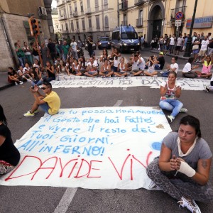 Redazione di Operai Contro, L’Italia democratica al pari di tutte le dittature non fa ancora il nome del carabiniere che ha ucciso Davide Bifolco. Al solito magistratura e polizia dimostreranno che il colpo al cuore di Davide è stato un incidente E’ stato sempre così e sarà sempre così “ Un Napoletano più”.