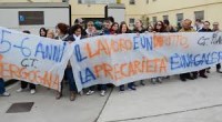 da  http://iltirreno.gelocal.it/pontedera/cronaca/2014/09/06/news/part-time-piaggio-la-protesta-si-allarga-1.9884680 PONTEDERA. Si allarga la protesta dei lavoratori part-time della Piaggio. Dopo il presidio iniziato da Silvio Tecce e Barbara Monastra, una trentina di operai, loro colleghi e con gli stessi vincoli contrattuali manifestano solidarietà e condivisione dei problemi. «Rimanere cinque mesi senza stipendio non è più sostenibile», dice Emanuele Baggiani in rappresentanza dei part-time. «Abbiamo visto la protesta di Tecce e Monastra e ci siamo decisi a uscire allo scoperto – racconta Baggiani – perché siamo tutti nella stessa barca. Chi ha una famiglia non si può più permettere niente, solo la sopravvivenza e a volte non […]