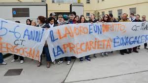 da  http://iltirreno.gelocal.it/pontedera/cronaca/2014/09/06/news/part-time-piaggio-la-protesta-si-allarga-1.9884680 PONTEDERA. Si allarga la protesta dei lavoratori part-time della Piaggio. Dopo il presidio iniziato da Silvio Tecce e Barbara Monastra, una trentina di operai, loro colleghi e con gli stessi vincoli contrattuali manifestano solidarietà e condivisione dei problemi. «Rimanere cinque mesi senza stipendio non è più sostenibile», dice Emanuele Baggiani in rappresentanza dei part-time. «Abbiamo visto la protesta di Tecce e Monastra e ci siamo decisi a uscire allo scoperto – racconta Baggiani – perché siamo tutti nella stessa barca. Chi ha una famiglia non si può più permettere niente, solo la sopravvivenza e a volte non […]