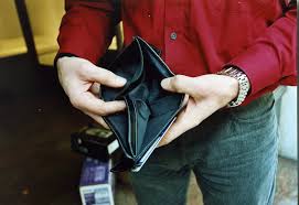   Egregio Direttore, “Dal 2007, 80 miliardi di consumi in meno” Il Codacons lancia l’allarme: ogni italiano spende 1300 euro in meno. Tra i settori più colpiti dai tagli di spesa delle famiglie ci sono i trasporti (-23%), abbigliamento e calzature (-17%), mobili per la casa ed elettrodomestici (-12%). In 7 anni di crisi, dal 2007 ad oggi, ogni famiglia italiana ha lasciato sul terreno 3.300 euro di mancati consumi, circa 1.300 euro a testa neonati compresi, che sommati tra loro portano ad un calo della spesa drammatico di 80 miliardi di euro. È il Codacons a calcolare così […]