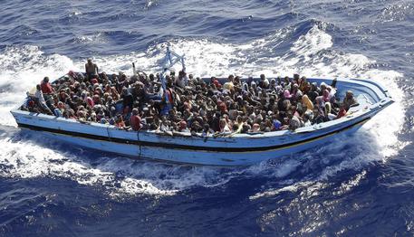 Caro Operai Contro, ieri le camere a gas, oggi i barconi della morte. Se volessero salvarli con gli aiuti umanitari, basterebbe trasportarli con regolari navi e aerei. Con gli aerei finirebbero le tragedie del mare. Ma quest’ appello rivolto al governo Renzi dal sindaco di Lampedusa Giusi Nicolini, è caduto nel vuoto. Renzi e i suoi ministri sono troppo impegnati a dare la sveglia all’Onu per intervenire in Libia, ma non per portare in salvo i migranti, da sempre vittime della guerra dei padroni, prima commerciale poi armata. Dall’Africa scappano dalla fame e dalla guerra, partono dalla Libia e […]