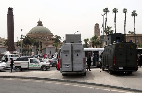 Redazione di Operai Contro, il dittatore egiziano trema Pur avendo condannato migliaia di oppositori a morte o all’ergastolo, la ribellione non è stata stroncata Raffica di attentati stamane al Cairo e dintorni. Un ordigno è esploso davanti a una caserma-dormitorio della polizia nel centro di Tanta, nel Delta del Nilo a nord del Cairo. Altre due bombe, una piazzata nei pressi di un checkpoint, l’altra davanti al consiglio municipale della città “sono state disinnescate”. Mentre è di due morti – un colonnello e un tenente colonnello di polizia – e di cinque feriti, quattro agenti e un civile, il primo […]
