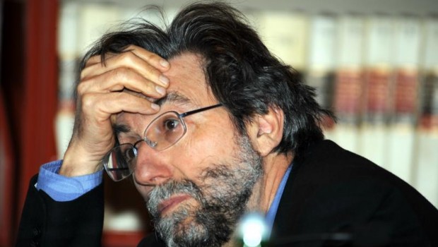 Caro Direttore, mentre Renzi legifera contro gli operai tra il plauso dei padroni e dei borghesi; Galli della Loggia (anch’esso al servizio di padroni e borghesi), dalle pagine del Corriere di ieri richiama Renzi a serrare le fila del nazionalismo, perché, dice: l’Italia in Europa subisce la sottomissione alla Germania. d. Loggia, invita Renzi a “esercitare qualche credibile minaccia di ritorsione” nei confronti della Germania. Il motivo spiega G. d. Loggia, è che da anni l’Italia “è presa in una tenaglia e se vuole mantenere in piedi l’Ue e l’euro, non può che chinare la testa”. d. Loggia è […]