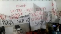 Redazione di Operai Contro, il Pd è il partito fascista di oggi T’invio un articolo del fatto quotidiano Un operaio di Genova Un gruppo di antagonisti hanno letteralmente invaso lo spazio dibattiti alla Festa dell’Unità di Genova e sono saliti sul palco dove il vicesindaco Bernini e l’assessore regionale alle InfrastrutturePaita stavano per iniziare il dibattito. Dopo qualche momento di tensione con la sicurezza del Pd, guardati a vista dalla polizia, il gruppo ha imbrattato con vernice rossa il cartellone della festa e hanno urlato slogan contro la Tav, il Pd e contro il procuratore di Torino Giancarlo Caselli. Alcuni militanti del Pd sono entrati […]