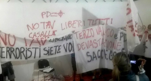 Redazione di Operai Contro, il Pd è il partito fascista di oggi T’invio un articolo del fatto quotidiano Un operaio di Genova Un gruppo di antagonisti hanno letteralmente invaso lo spazio dibattiti alla Festa dell’Unità di Genova e sono saliti sul palco dove il vicesindaco Bernini e l’assessore regionale alle InfrastrutturePaita stavano per iniziare il dibattito. Dopo qualche momento di tensione con la sicurezza del Pd, guardati a vista dalla polizia, il gruppo ha imbrattato con vernice rossa il cartellone della festa e hanno urlato slogan contro la Tav, il Pd e contro il procuratore di Torino Giancarlo Caselli. Alcuni militanti del Pd sono entrati […]
