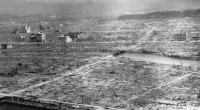Da Wikipedia, l’enciclopedia libera. I bombardamenti atomici di Hiroshima e Nagasaki in Giappone furono due attacchi nucleari operati sul finire dellaSeconda guerra mondiale. Il mattino del 6 agosto 1945 alle 8:15, l’Aeronautica militare statunitense sganciò la bomba atomica “Little Boy” sullacittà giapponese di Hiroshima, seguita tre giorni dopo dal lancio dell’ordigno “Fat Man” su Nagasaki. Il numero di vittime dirette è stimato da 100 000 a 200 000,[2] quasi esclusivamente civili. Per la gravità dei danni diretti ed indiretti causati dagli ordigni, per le implicazioni etiche comportate dall’utilizzo di un’arma di distruzione di massa e per il fatto che […]