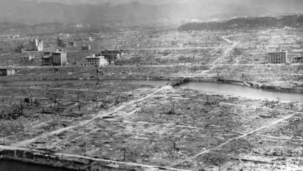 Da Wikipedia, l’enciclopedia libera. I bombardamenti atomici di Hiroshima e Nagasaki in Giappone furono due attacchi nucleari operati sul finire dellaSeconda guerra mondiale. Il mattino del 6 agosto 1945 alle 8:15, l’Aeronautica militare statunitense sganciò la bomba atomica “Little Boy” sullacittà giapponese di Hiroshima, seguita tre giorni dopo dal lancio dell’ordigno “Fat Man” su Nagasaki. Il numero di vittime dirette è stimato da 100 000 a 200 000,[2] quasi esclusivamente civili. Per la gravità dei danni diretti ed indiretti causati dagli ordigni, per le implicazioni etiche comportate dall’utilizzo di un’arma di distruzione di massa e per il fatto che […]