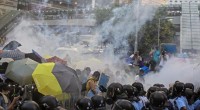 Redazione di Operai Contro, Tutto il mondo è paese. In Italia chiunque protesta è un terrorista Il governo cinese e’ “fermamente contrario ai movimenti illegali” lanciati dagli studenti e dai gruppi democratici di Hong Kong. Lo ha affermato oggi un portavoce a Pechino in un comunicato. La polizia di Hong Kong e’ intervenuta con lanci di lacrimogeni e facendo uso di spray al pepe per disperdere i dimostranti che manifestano per un pieno regime democratico. Alcuni messaggi su twitter parlando anche di “proiettili di gomma”, mentre altri sostengono che gli agenti stanno facendo uso dei manganelli. La polizia di […]