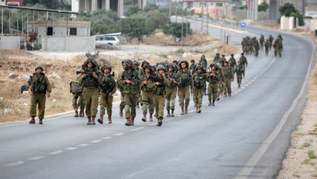 Redazione di Operai Contro, altri 43 soldati dell’esercito di Israele si ribellano. 43 militari dell’unità 8200 hanno deciso di non prestarsi più a operazioni di raccolta informazioni per Israele usate, scrivono, per “ottenere materiale che colpisce palestinesi innocenti”. La notizia, diffusa dal quotidiano Haaretz, rappresenta l’ennesima denuncia contro l’operato dell’esercito e dei servizi segreti israeliani, dopo le decine di diserzioni avvenute durante l’ultimo conflitto tra Israele e Hamas sulla Striscia di Gaza. La notizia arriva poco prima delle dichiarazioni del ministro palestinese per i Detenuti, Issa Qaraqe, che denuncia la morte di un prigioniero in un carcere israeliano a […]