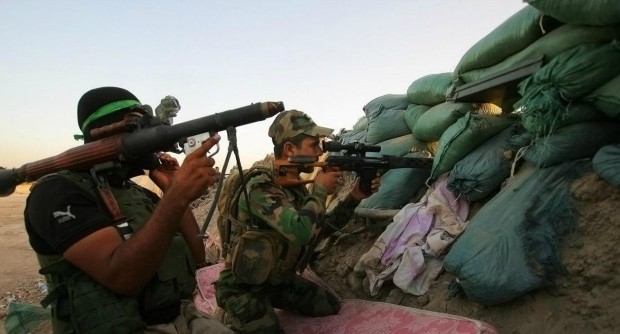 Redazione di Operai Contro, I bombardamenti della grande coalizione di Obama servono solo ad uccidere civili. Continua l’avanzata degli uomini dello Stato Islamico in Siria verso Occidente. L’ISIS ha lanciato un attacco con missili grad contro la città curda di Kobane, al confine tra Siria e Turchia. ntanto il governo turco ha annunciato che sottoporrà una mozione al parlamento per chiedere l’estensione del mandato per incursioni militari in Iraq e in Siria, un provvedimento che sarebbe la base per la piena adesione di Ankara alla coalizione internazionale contro l’Isis. Sempre sul fronte siriano, dopo notti di bombardamenti Usa contro […]