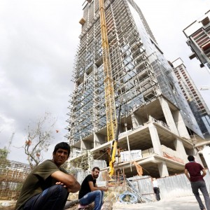   Almeno 10 operai sono morti nel crollo di un ascensore durante i lavori per la costruzione di un palazzo di 36 piani a Istanbul. L’incidente, riferisce Hueyin Avni Mutlu, governatore della città turca all’agenzia stampa Dogan, è avvenuto sabato notte dopo la fine del normale orario di lavoro. Sulla vicenda è stata aperta un’inchiesta che ha portato al fermo di otto persone, successivamente rilasciate dopo essere state sottoposte ad interrogatorio. “Le leggi sono chiare. Se qualcuno non le rispetta, sarà ritenuto responsabile”, ha dichiarato Mutlu. I sindacati stanno organizzando una manifestazione prevista per oggi pomeriggio nella città per […]