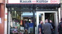 CAMPAGNA INTERNAZIONALE A SOSTEGNO DEI LAVORATORI TURCHI DELLA FABBRICA TESSILE KAZOVA (ISTANBUL) Dal 12 al 22 settembre 2014 i lavoratori Kazova saranno in Italia (date in fase di definizione) La Kazova è una fabbrica tessile in Turchia sita vicino a Istanbul. La vicenda di questa manifattura tessile si colloca all’interno della crisi generale di sovrapproduzione del sistema capitalistico, contesto in cui, per la Kazova, la concorrenza dei prodotti provenienti dall’Asia ha giocato un ruolo determinante, in particolare nel cosiddetto miracolo economico turco degli ultimi dieci anni. Il fenomeno riguarda molte manifatture, anche in altri Paesi, soprattutto europei. In allegato […]