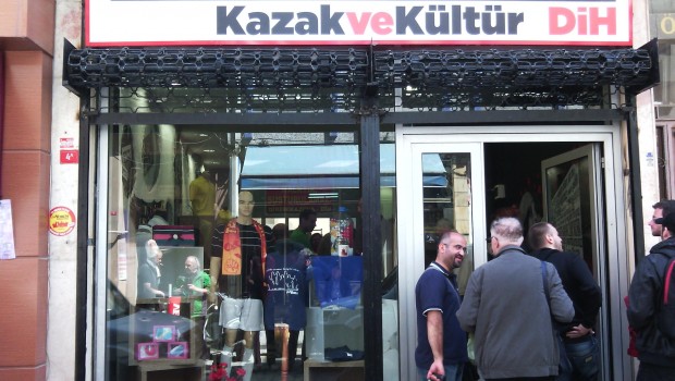 CAMPAGNA INTERNAZIONALE A SOSTEGNO DEI LAVORATORI TURCHI DELLA FABBRICA TESSILE KAZOVA (ISTANBUL) Dal 12 al 22 settembre 2014 i lavoratori Kazova saranno in Italia (date in fase di definizione) La Kazova è una fabbrica tessile in Turchia sita vicino a Istanbul. La vicenda di questa manifattura tessile si colloca all’interno della crisi generale di sovrapproduzione del sistema capitalistico, contesto in cui, per la Kazova, la concorrenza dei prodotti provenienti dall’Asia ha giocato un ruolo determinante, in particolare nel cosiddetto miracolo economico turco degli ultimi dieci anni. Il fenomeno riguarda molte manifatture, anche in altri Paesi, soprattutto europei. In allegato […]
