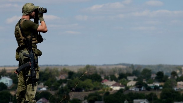 Redazione di Operai Contro, Mentre cresce la guerra delle sanzioni tra UE-USA da una parte e Russi dall’altra, si sviluppa lo scontro militare. l presidente russo Vladimir Putin si appella a negoziati in vista della creazione di uno Stato nell’Ucraina dell’est. Intanto l’Unione Europea si è presa una settimana prima di inasprire le sanzioni contro la Russia. Ma niente forniture di armi all’Ucraina. “Non sono opportune”, scandisce la cancelliera tedesca Angela Merkel, spiegando che se si armasse Kiev “si darebbe l’impressione che c’è una soluzione militare della crisi”, invece i 28 – spiega la Merkel – “sono tutti d’accordo che una soluzione militare non c’è”. […]