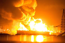 Caro Operai Contro, un milione di litri di carburante a fuoco. Solo per un caso non c’è stata una strage, l’altra notte nella raffineria Mediterranea di Milazzo. Si è ripetuto un incidente analogo a quello del 1993, quando in una esplosione all’interno dell’impianto Topping 4 morirono 7 persone e altre rimasero ferite. Stavolta sembrerebbe (finora) non esserci stati morti e feriti, ma il rischio e lo spavento è stato grande. Un’altra riconferma dell’estremo rischio e precarietà, cui sono costretti a lavorare gli operai per un pezzo di pane. Centinaia di famiglie della zona pur senza la disposizione di evacuare, […]