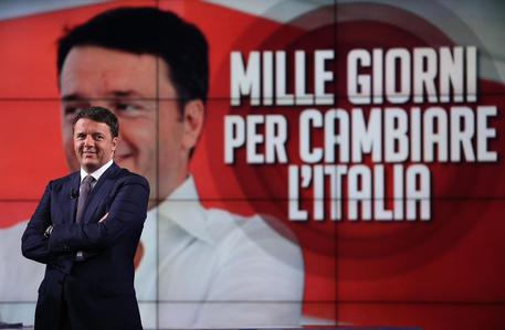 Redazione di Operai Contro, il gangster buffone Renzi è convinto che gli operai sono dei citrulli. Renzi afferma che lui è ” con Paese che si spezza la schiena” I banchieri? i padroni ? Operai non dobbiamo più lasciar parlare questo buffone Un operaio